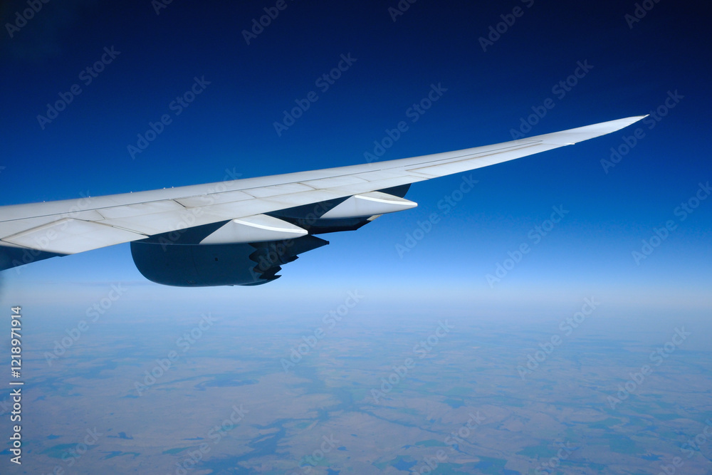 Fototapeta premium oeing 747-800 wing and engine in the cruise, at altitude, blue sky