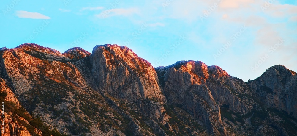 Obraz premium Impressive mountain peaks under a bright blue sky