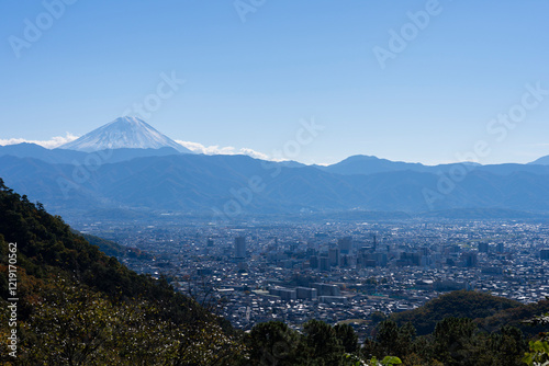 みはらし広場から眺める富士山と甲府市内の風景