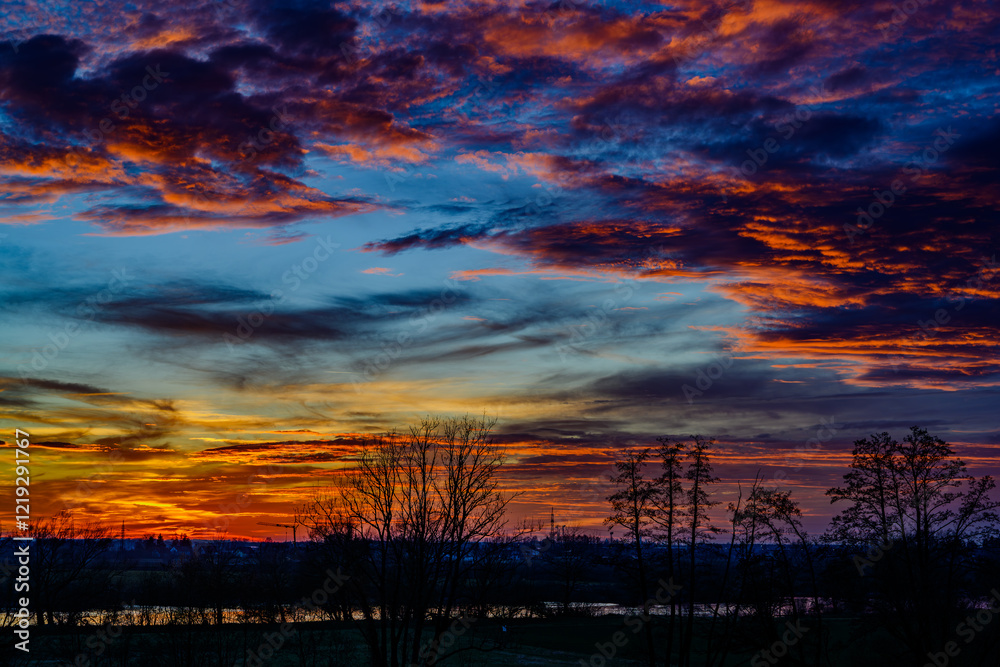A farbenprächtiger Sonnenuntergang über der niederbayerischen Donau A farbenprächtiger Sonnenuntergang über der niederbayerischen Donau