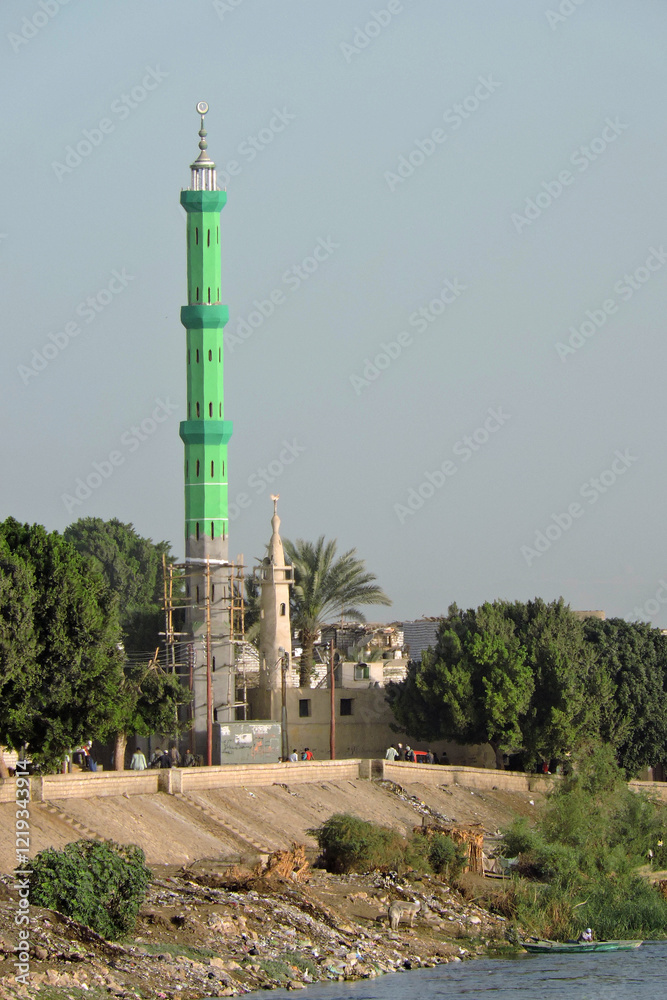 Obraz premium A green minaret from a mosque build on the banks of the Nile, Egypt