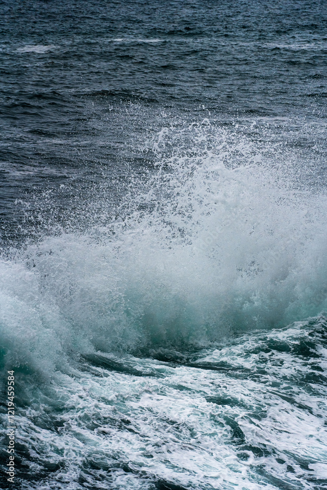 olas del océano rompiendo y salpicando olas del océano rompiendo y salpicando