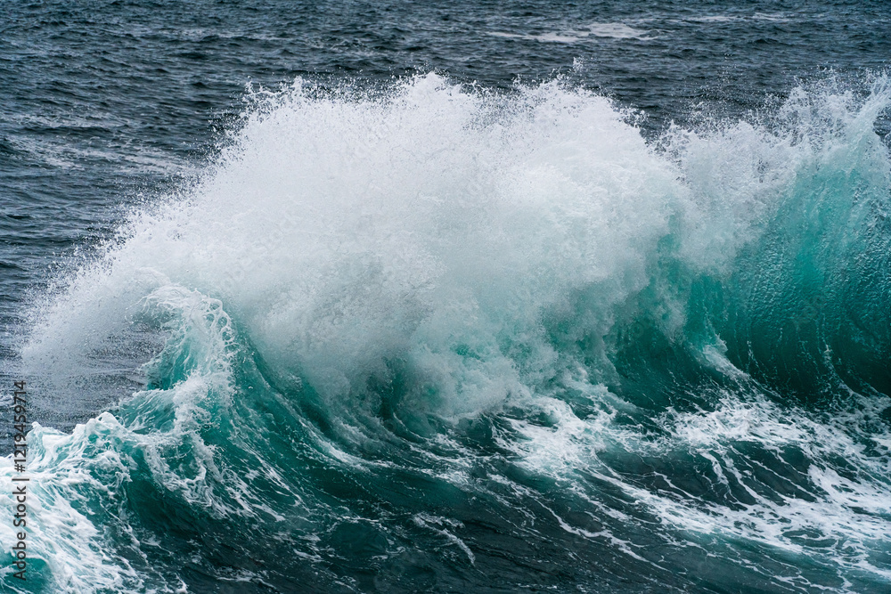 olas del océano rompiendo y salpicando