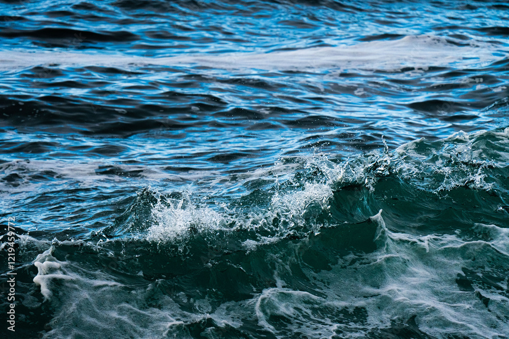 Fototapeta premium olas del océano rompiendo y salpicando