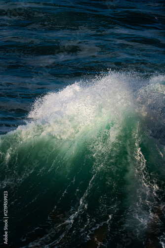 olas del océano rompiendo y salpicando