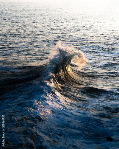 olas del océano rompiendo y salpicando