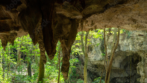 cueva, rocas puntiagudas colgantes 