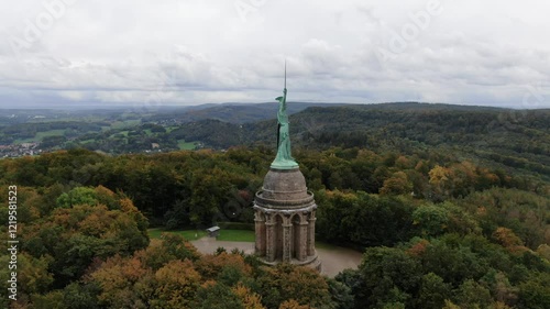 Hermannsdenkmal im Teutoburger Wald – Luftaufnahme des historischen Wahrzeichens bei Detmold, umgeben von malerischer Natur und dichten Wäldern