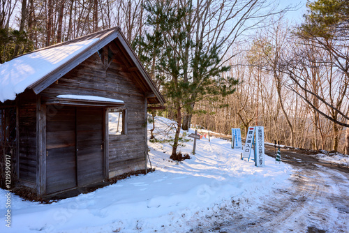 長老ヶ岳の登山口と小屋, Mountain hut by the trailhead photo