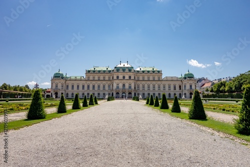 Obraz na płótnie Belvedere chateau in Vienna, Austria in sunny summer day with unrecognizable people w salonie
