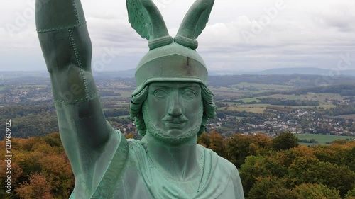 Hermannsdenkmal im Teutoburger Wald – Luftaufnahme des historischen Wahrzeichens bei Detmold, umgeben von malerischer Natur und dichten Wäldern