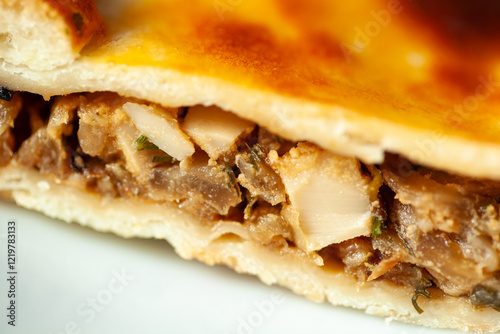 Fotografía Close-up view of a traditional Russian pie featuring a rich mushroom filling enc