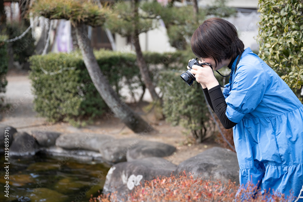 Fototapeta premium 旅先でカメラを構える女性