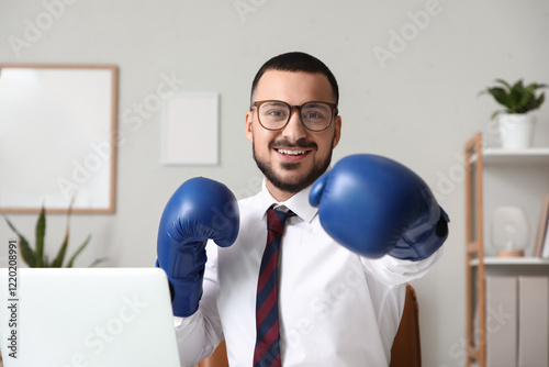 Smiling businessman with bo...
