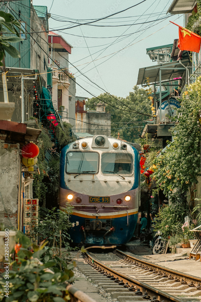 Obraz premium Train Street in Hanoi, Vietnam – Unique Urban Railway Scene