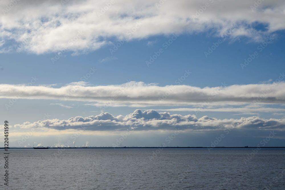 Fototapeta premium 兵庫県芦屋市の南芦屋浜より大阪湾を隔てて向井岸の大阪南港、和歌山方面を臨む