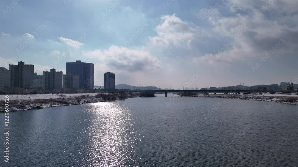 도시 전경과 반짝이는 강물 / City Panorama with Sparkling River 도시 전경과 반짝이는 강물 / City Panorama with Sparkling River