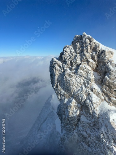 Atemberaubende Alpengipfel an einem sonnigen und frostigen Tag photo