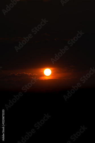 Fototapeta Naklejka Na Ścianę i Meble -  Puesta de sol entre nubes al atardecer
