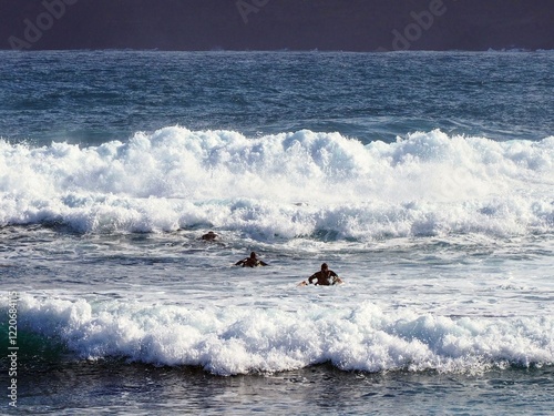 Surfer am Strand von Puerto de la Cruz, Teneriffa