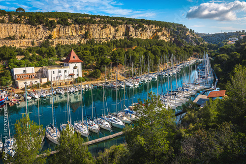 Obraz na płótnie Calanques de Port Miou bay and moored boats, Cassis, France w salonie