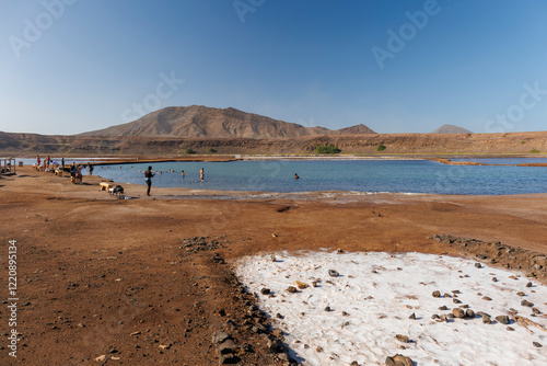 Touristes se baignant dans les salines de Pedra de Lume sur l'île de Sal, Cap-Vert