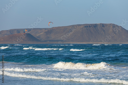 Paysage et voiles de kite-surf sur l'océan à Costa da Fragata, au sud-est de l'île de Sal, Cap-vert photo