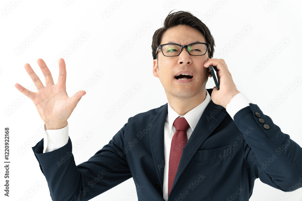 電話をするビジネスマン 電話をするビジネスマン
