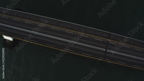 Prise de vue aérienne du pont Zeelandbrug aux Pays-bas  avec de la circulation, quelque voiture et camions au début de l'hiver