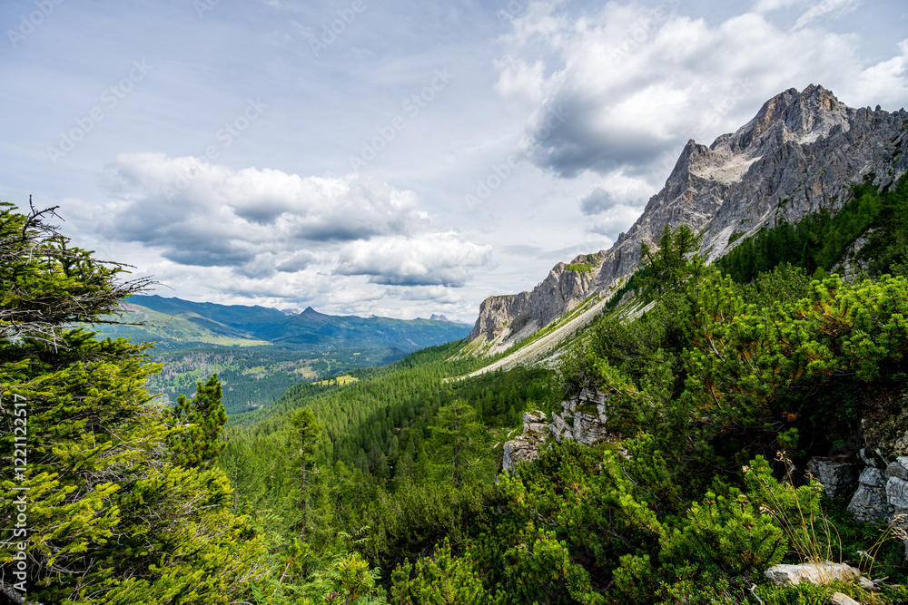 Obraz premium Sunny view to the Sexten Dolomites