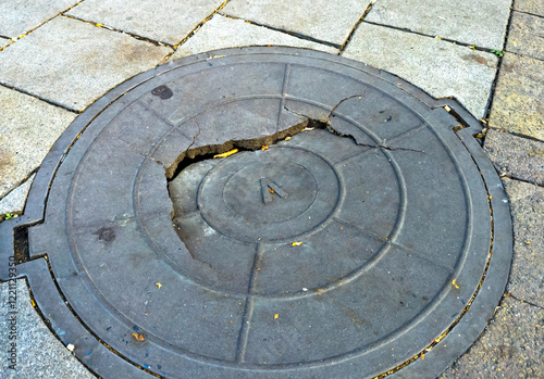 Squeezed manhole cover made of polymer-sand composite
