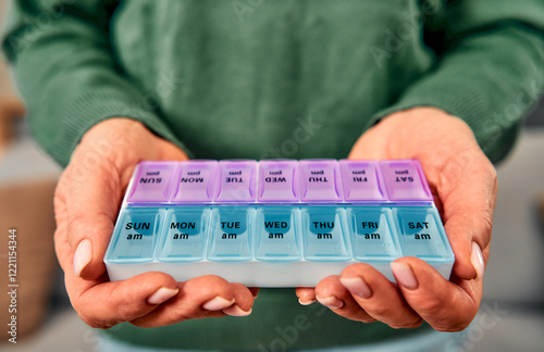 Fotografía The elderly woman organized her medications for the week ensuring she takes the right dosage each day