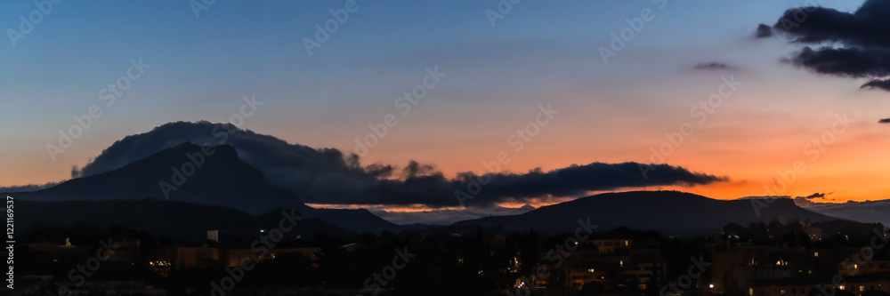 Obraz premium Sainte Victoire mountain in the light of a winter morning