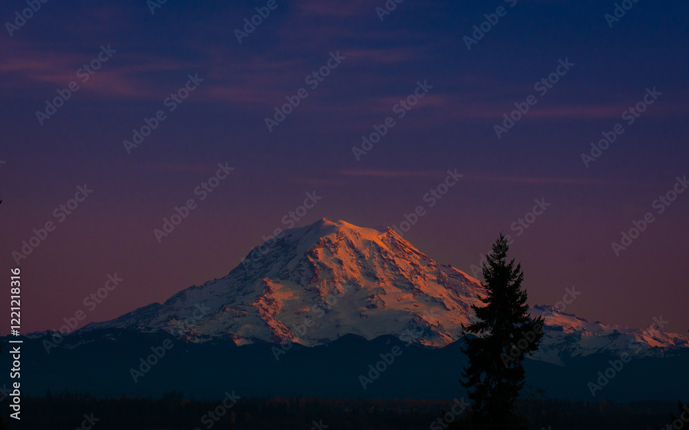 Obraz premium Mt Rainier at Dusk