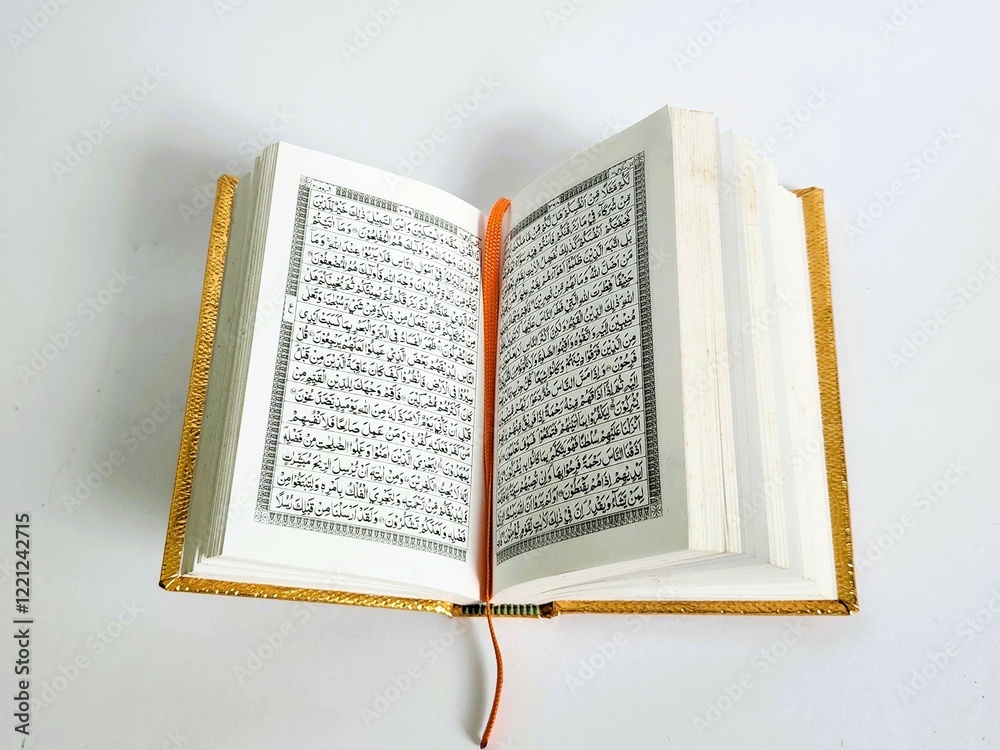 Obraz premium The Koran (Quran) is open with Arabic text ready to be read, good for the atmosphere of Ramadan and Islamic life