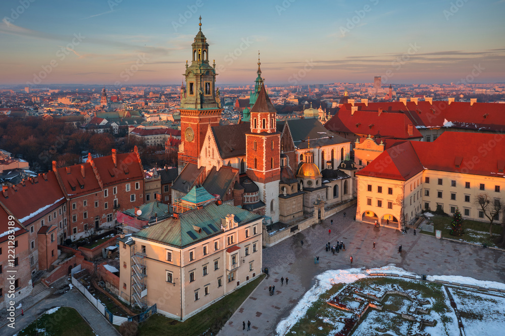 Obraz premium The Royal Wawel Castle in Krakow at winter sunset, Poland