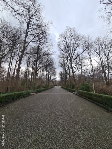 Weg zum sowjetischen Ehrenmal am Treptower Park in Berlin photo