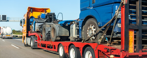 Fotobehang Voertuigen Vrachtwagen vervoert wrak op snelweg  © Kyryl Gorlov