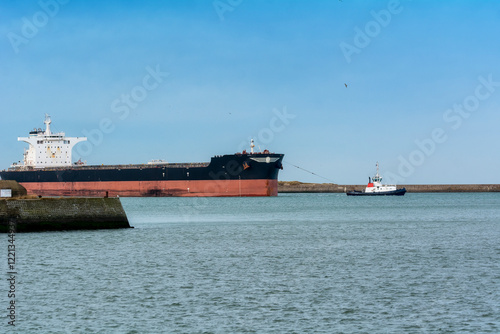 Bateau remorqueur tirant un grand navire photo