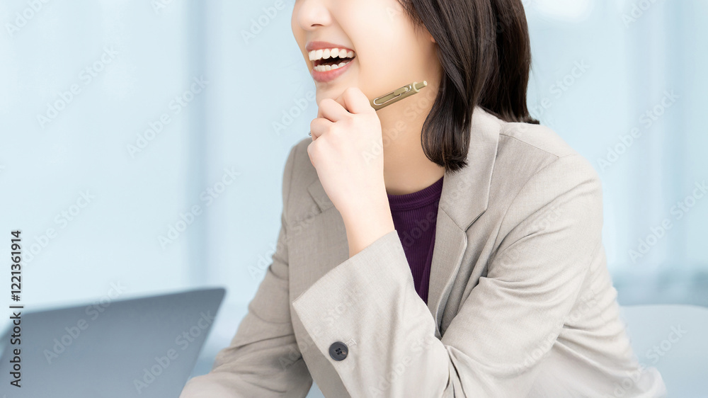 楽しく話す笑顔の女性・ビジネスウーマン 楽しく話す笑顔の女性・ビジネスウーマン