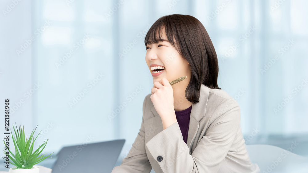 楽しく話す笑顔の女性・ビジネスウーマン 楽しく話す笑顔の女性・ビジネスウーマン