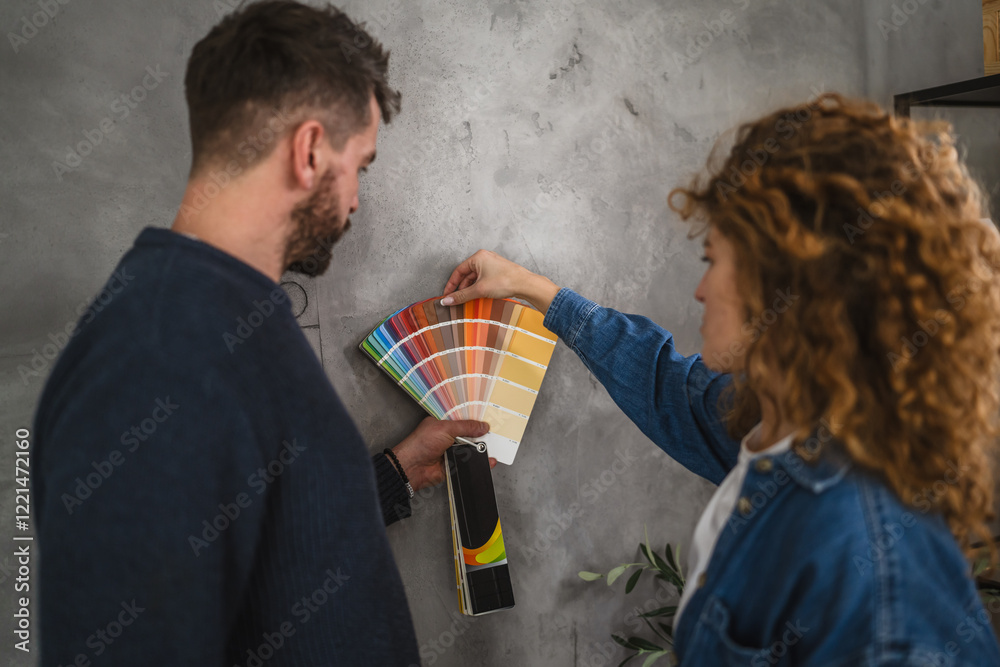 Αυτοκόλλητο concentrated couple stand in front grey wall and hold color swathes
