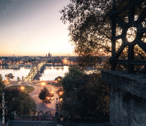 Obraz na płótnie View on Budapest and the famous Chain Bridge in the morning in autumn w salonie