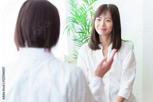 医師の診察を受ける女性