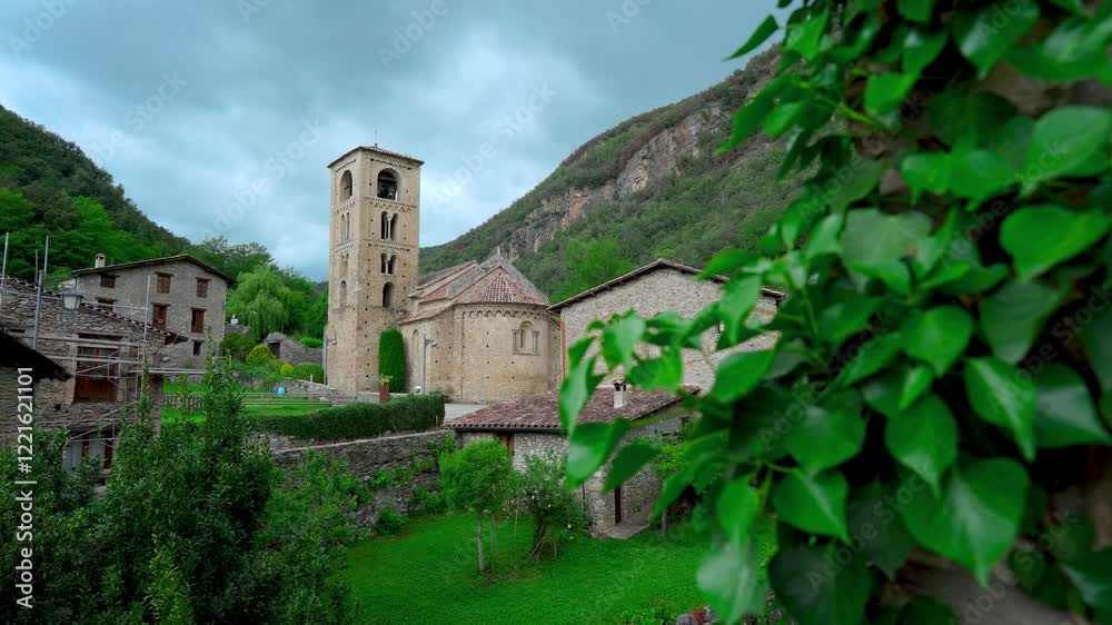 Pueblo medieval entre las montañas con movimiento de cámara. Desde Beget, Gerona, Cataluña, España, Europa. Pueblo medieval entre las montañas con movimiento de cámara. Desde Beget, Gerona, Cataluña, España, Europa.