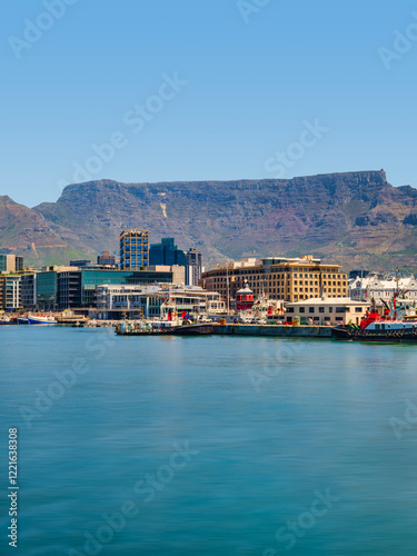 Obraz na płótnie Vertical shot of the waterfront with Cape Town city and Table Mountain in the background, South Africa w salonie