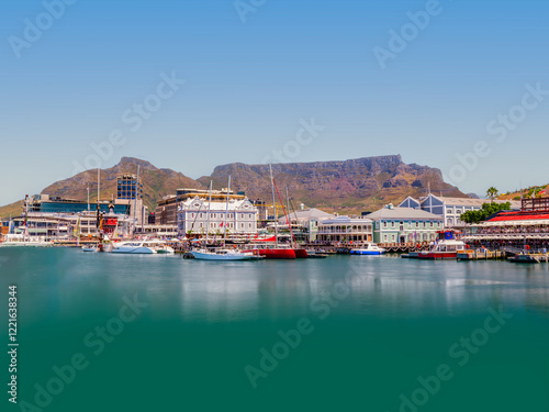 Obraz na płótnie Long exposure shot of the waterfront with Cape Town city and Table Mountain in the background, South Africa w salonie