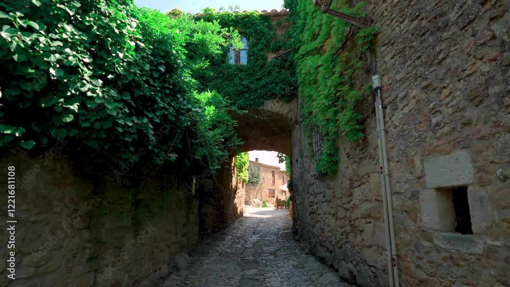Paisaje urbano de un pueblo medieval con movimiento de cámara un día soleado con cielo azul. Desde Peratallada, Gerona, Cataluña, España, Europa.