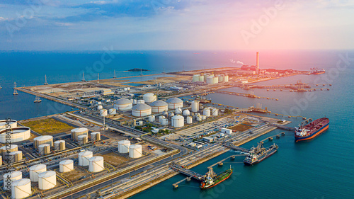 Foto Industry oil refinery oil, gas refinery background, Business petrochemical industrial, Refinery oil and gas factory power and fuel energy, Ecosystem estates