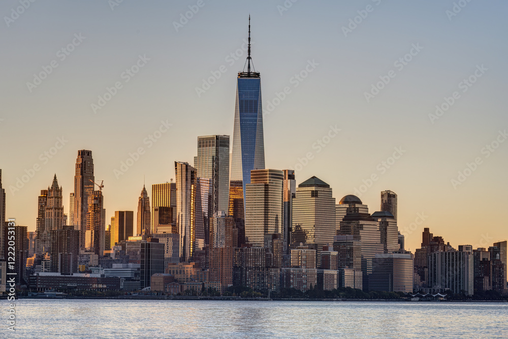 Fototapeta premium The skyline of Manhattan in New York seen just after sunrise